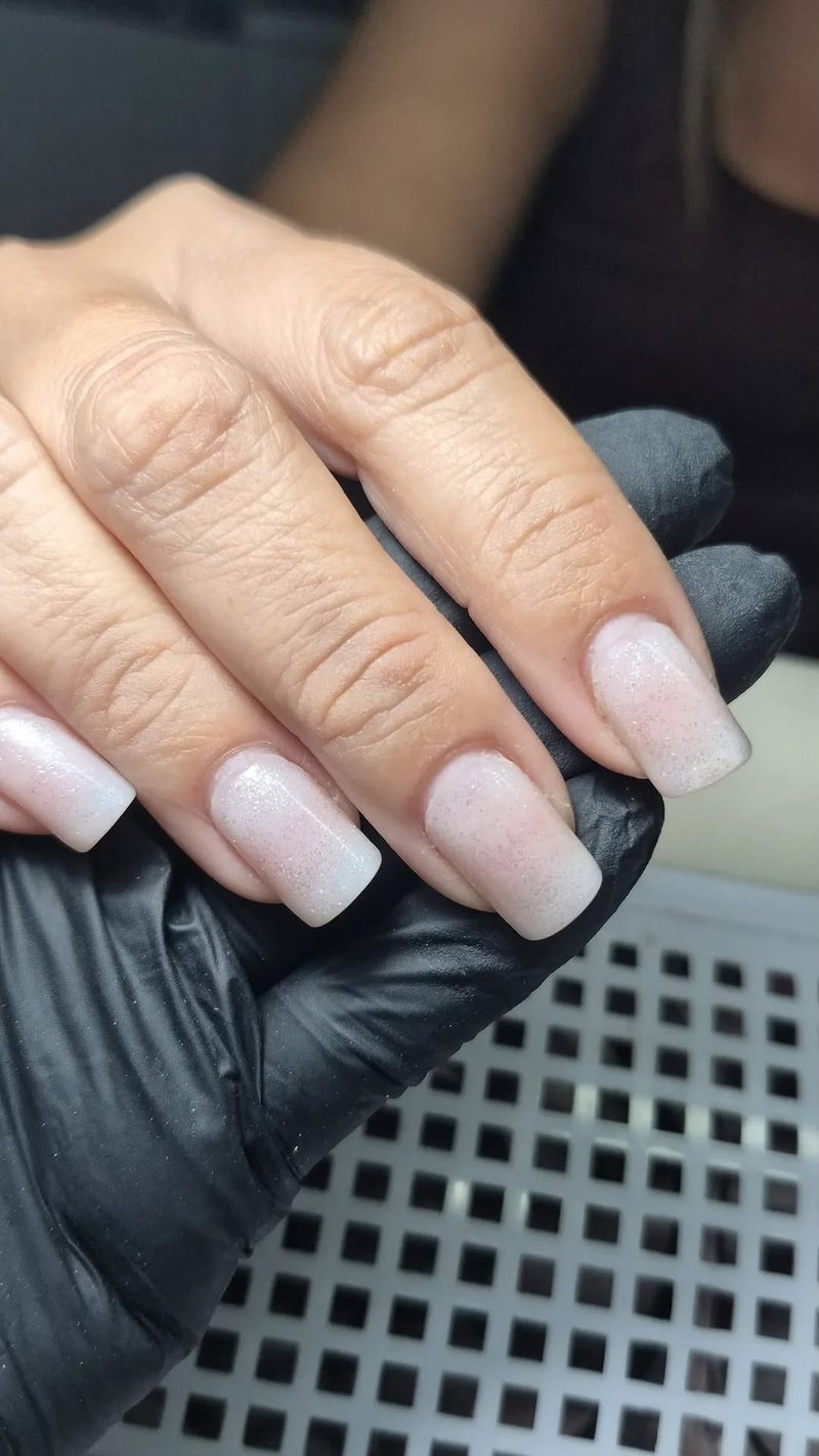 Unhas em gel com acabamento delicado e brilho suave