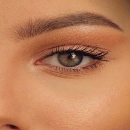 Cliente Embelezaar com maquiagem natural